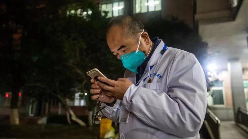 طبيب مصاب بمرض العضال يكافح الوباء في الجبهة الأمامية لأكثر من 30 يوما بينما زوجته مصابة